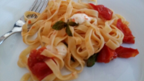 Bandnudeln mit Tomaten, Mozzarella und Basilikum
