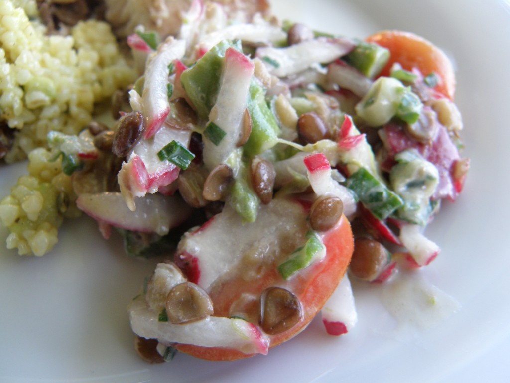 Bunter Salat mit Radieschen, Spargel und Linsen