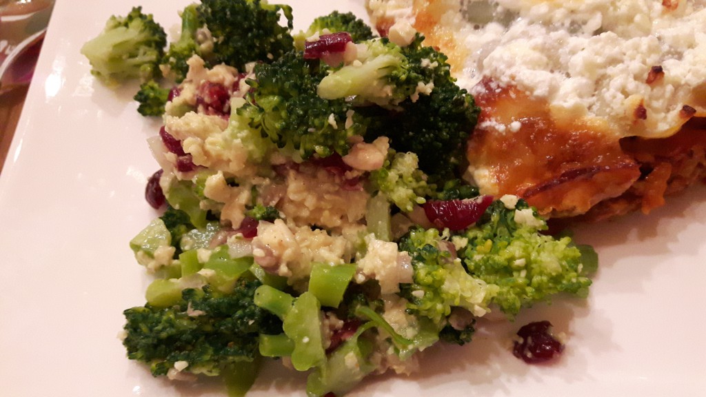 Brokkoli-Cranberry-Salat mit Cashew-Curry-Dressing